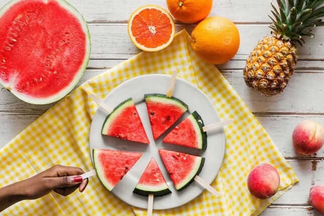 fatias de melancia e frutas